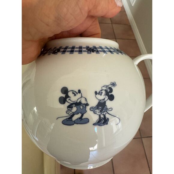 Disneyland Paris Exclusive Mickey Minnie Teapot (small crack) - Picture 9 of 9